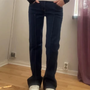 Jeans lager 157 - I bought them lager 157. Wore them 2-3 times but because they long for me (I’m 157cm) got a little worn, you can see it in the photo. Anyway we can discuss the price 😊