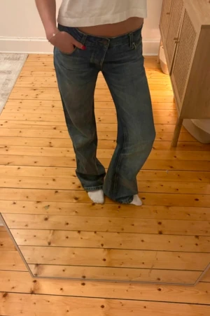 Zara jeans - Super snygga raka jeans från Zara. Perfekt skick bortsett från att de är lite slitna längst ned(sista bilden)
