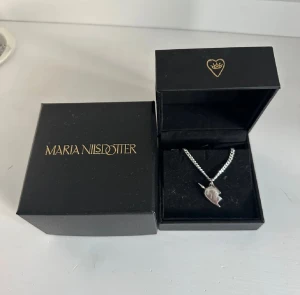 Maria Nilsdotter halsband  - Maria Nilsdotter silver halsband i längd 45. Superbra skick, säljer då jag tröttnat på den nu. 💕 Priset kan diskuteras 