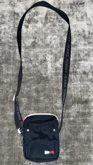 Tommy Jeans axelremsväska - Tommy Jeans axelremsväska || Endast använd fåtal gånger || No size || Justerbar axelrem. 