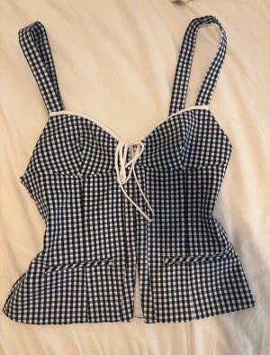 Zara rutig topp - Suuuper söt rutig topp med knytning från zara i storlek s men passar även M, aldrig använd därav i nyskick ☺️