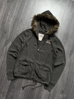 Hollister tröja i bild söks - Meddela om du har, är i sthlm kör bara meetup 