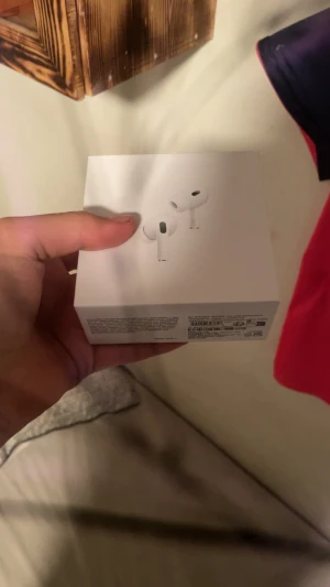 AirPods 2 - Säljer ett par Apple AirPods 3 i originalförpackning. Trådlösa hörlurar med laddningsetui, i mycket fint skick utan synligt slitage. Perfekt för musik, samtal och smidig anslutning till Apple-enheter. Levereras komplett med box och manual.