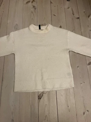 Vit stickad tröja från H&M Divided🥰🥰 - Säljer en enkel och snygg vit stickad tröja från H&M Divided i storlek XXS. Perfekt för dig som gillar en clean och chill stil❤️❤️❤️