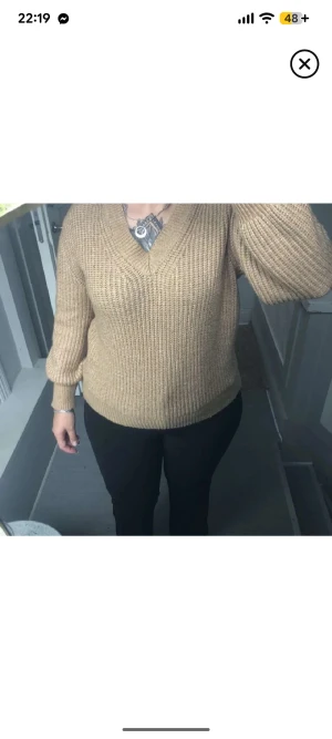 Stickad tröja  - Säljer en beige stickad tröja med v-ringning och långa ärmar. Tröjan har en chunky ribbad struktur och är perfekt för dig som gillar en enkel men snygg look. Passformen är normal och den är superenkel att styla till olika outfits. Passar S-M