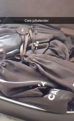 Caia julkalender med smink - Adda snap om ni är intresserade heter aleya253271 Säljer Caia julkalender med flera lyxiga sminkprodukter i separata bruna tygpåsar med vit logga. Perfekt för dig som vill testa olika Caia-produkter, allt från läppglans och mascara till highlighter och sminkborstar kan ingå. Snygg och stilren förpackning.