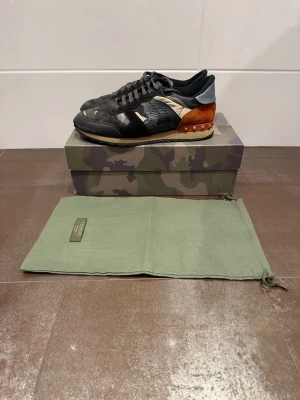 Valentino rockrunners - Valentino Rockrunners | Riktigt feta och populära skor| Skick= 8/10 | nypris= 7000kr | vårt pris=1199kr| Hör av dig vid minsta fundering!