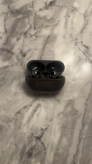 Huawei FreeBuds 2 Pro / Trådlösa hörlurar  - Huawei FreeBuds 2 Pro trådlösa hörlurar med laddningsetui. De är endast 1-2 gånger och är i väldigt fint skick. Snyggt metallic-utförande, aktiv brusreducering och hög ljudkvalitet. Etuiet och hörlurarna ser ut att vara i gott skick utan synligt slitage eller repor. Perfekt för musik och samtal på språng.