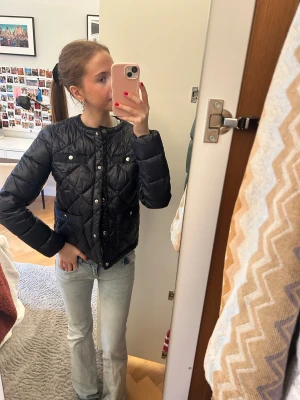 Boss jacka  - Helt slutsåld vårjacka från Boss. Köpt i Paris för  4000kr☺️ så snygg och perfekt tunn jacka🫶🏻 i strl xs! Färgen är marinblå🩷 väldigt lik Moncler jackorna, men enligt mig är denna mycket snyggare☺️ Inga tecken på användning, precis som ny🥰