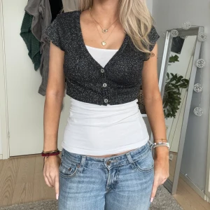 Glittrig bolero - Glittrig bolero i jättebra skick, köp via köp nu💓