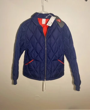 NOAH x PUMA quiltad jacka S - Galet populär inom skate kretsar. Ta chansen att köpa denna ovanliga jacka.  Nypris 2800. Jackan är ny med prislappen kvar 