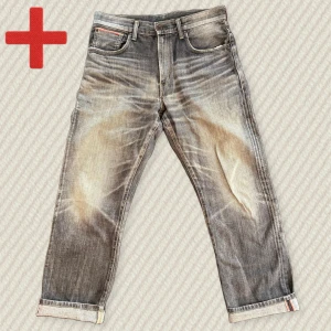 Gråa Japanska Selvedge Jeans (Edwin 505Z) - Ett par riktigt feta gråa Japanska Selvedge Jeans från märket Edwin! Sjukt snygga detaljer och slitningar, har aldrig sett ett par gråa selvedge jeans innan. Passar ish som 32/32 (se mått nedan!). Skriv om du har frågor! Mått: Midja – 43 cm, Innersöm – 75 cm, Yttersöm – 105 cm, Lår – 32 cm, Benöppning – 22 cm