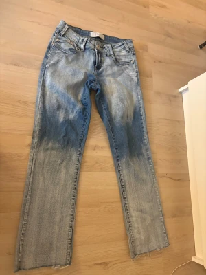 coola jeans  - säljer dessa super snygga och unika jeans💕💕lågmidjade och straight i modellen!! Mycket bra skick.🔥🔥Står inte riktigt storlek men skulle säga en S