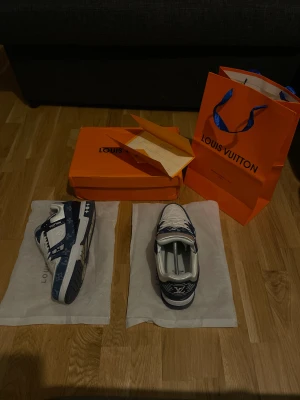 Lv sneakers blå - Säljer ett par blåa Lv skor. Använt dem bokstavligen 4 gånger. Jätte fin färg på dem och inga skador. Storlek 43.5. Funderingar?, besvarar allt privat!