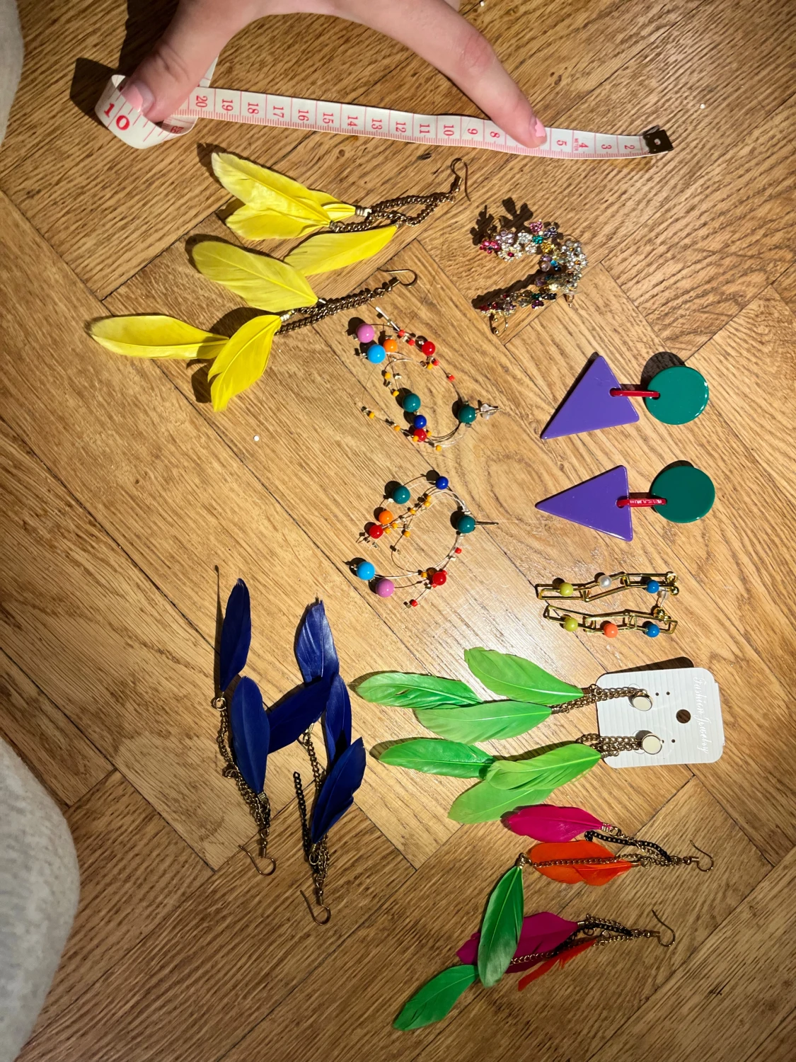 Färgglada örhängen med fjädrar och pärlor - 1