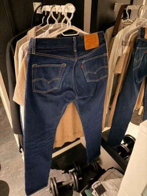 Levi's ” 501 ” jeans ( HELT NYA ) - Snygga Levi's 501 jeans i mörkblå tvätt med klassiska raka ben och fem fickor. Perfekt passform och tidlös stil för dig som gillar klassiska denim. Byxorna är nyskick och endast använda 1 gång!