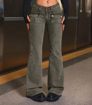 Gröna bootcut jeans med fickor - Snygga gråa jeans med bootcut passform och låg midja.