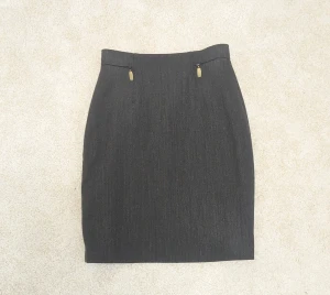 Mörkgrå pennkjol med dragkedjor - Märket heter Bianca, passform S/M, den sitter fint tajt och är i fint skick 🤍