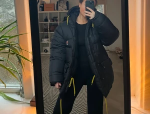 Svart Fjällräven expedition down jacket - Svart Fjällräven expedition down jacket, i den större modellen.  Storlek XXS, men passar även större storlekar! Fint skick, endast lite slitningar på dragkedjan och att en vit detalj saknas på snöret vid vänster sida. 