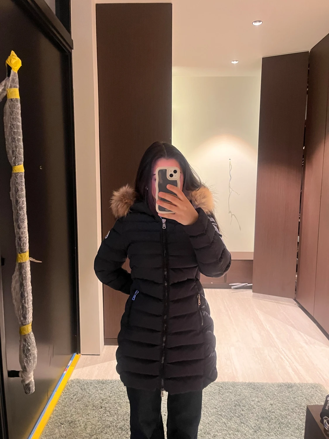 Svart Moncler dunjacka med päls - 2