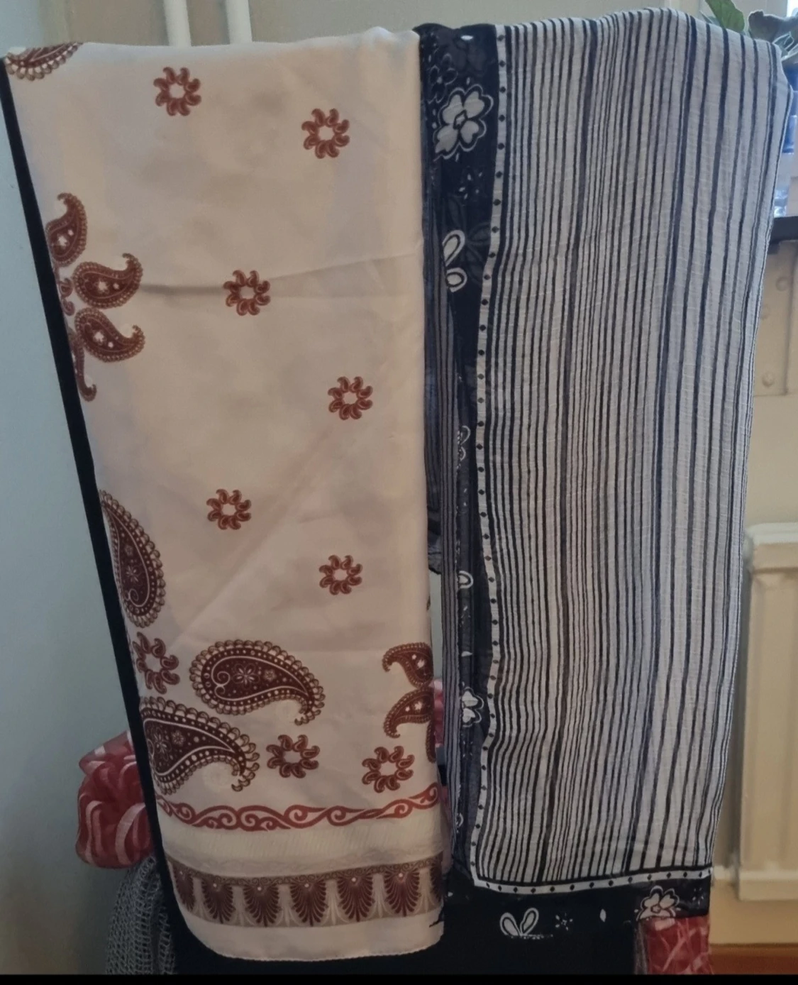 Snygg paisley och randig halsduk