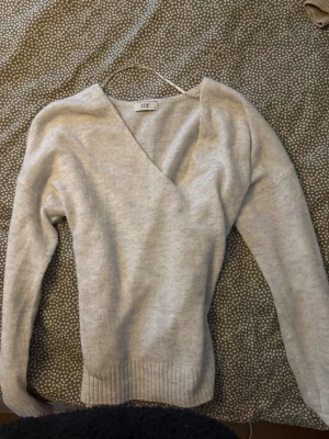 Jätte söt tröja från JDY - Fin vit tjocktröja som är perfekt inför vintern. Den har en V-ringning, som jag personligen älskar! Använd några gånger ! 