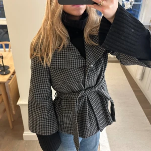 Kappa - Så fin rutig kappa med kortare ärm. 70% ull så väldigt varm!🩷🩷 