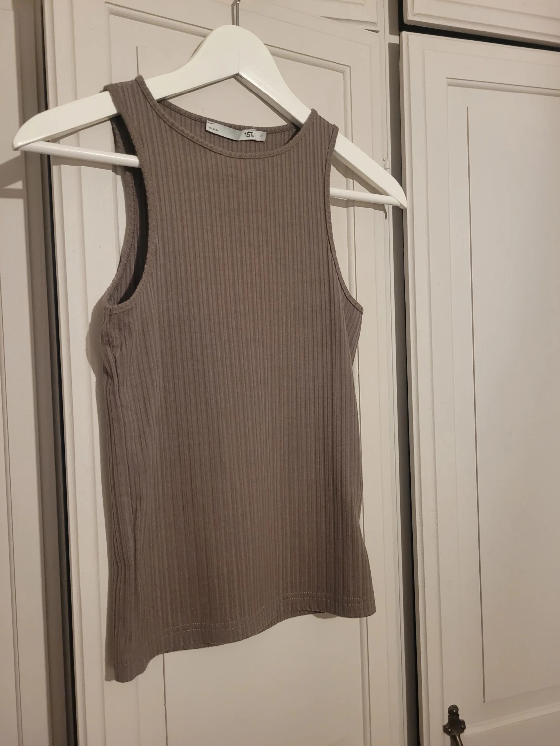 Ribbad beige linnetopp från 157