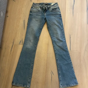 Blå bootcut jeans från LTB - Snygga blå bootcut jeans från LTB med klassisk femficksdesign. Modell: Low rise boot cut, str:24/32 (köparen står för frakt)