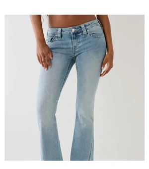 True religion jeans - De är använda fåtal gånger, jag säljer eftersom de är för små, de är i mycket bra skicka , bara att de har ett litet hål på bakfickan( se bild) men det är inte genom hela så man ser inte rumpan, de är lite slitna längst ner till benet men inget man tänker på, kan även gå ner lite i pris, original pris 1299kr