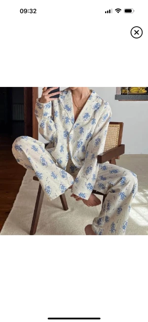 Sanna Jörnvik x Na-kd - Slutsålda ”pyjamas” byxor från Sanna Jörnviks kollektion med na-Kd! Strl 34 och är aldrig använda, har därför lapparna kvar! Nypris 399❤️