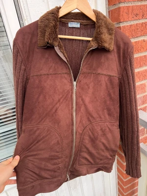 Gran Sasso pälsjacka med mocca   - Säljer min vackra gran sasso vision pälsjacka med stickade ärmar och mocka på framsidan. Denna jacka är extremt ovanlig och går inte längre att hitta någonstans/ den är i vacker brun päls som värmer nu på vintern. Den är i väldigt gott skick utan några defekter som helst. Storleken är 48(M) men passar väldigt bra M/L. Lik märken som Rose and Born, Herno, Moorer, Brunello cucinelli, Gran sasso 