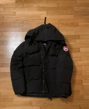 Canada Goose Macmillan Svart - Säljer min svarta Canada Goose Macmillan bara använt ett få gånger. Inga skador den är i perfekt sick för mer information kom privat. Pris kan även diskuteras.