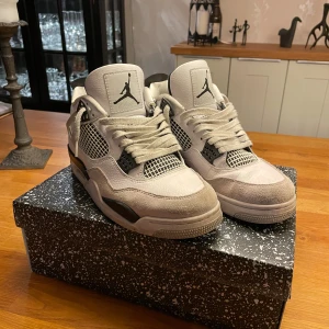 Nike Air Jordan 4 military black - Nike Air Jordan 4 military balck. Skorna har klassisk meshpanel, snörning och Jordan loggan på plös, häl och sulan. 