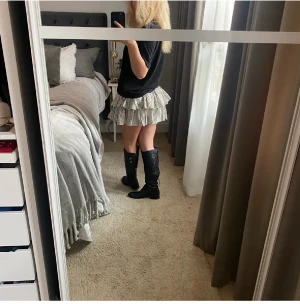 Vit volangkjol med svarta prickar - Supersöt kort volangkjol i vitt med svarta prickar💝 Köptes i en butik i nyc🥰 Perfekt skick