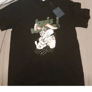 Svart Louis Vuitton t-shirt med tryck - Hej jag säljer denna feta tröjan skulle säga att den passar M mer den e lite tight