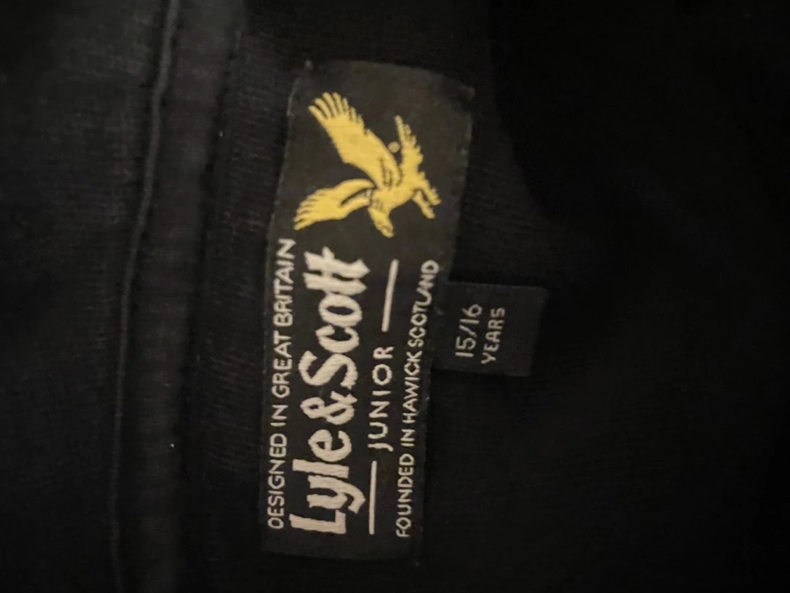 Svart hoodie från Lyle & Scott - 1