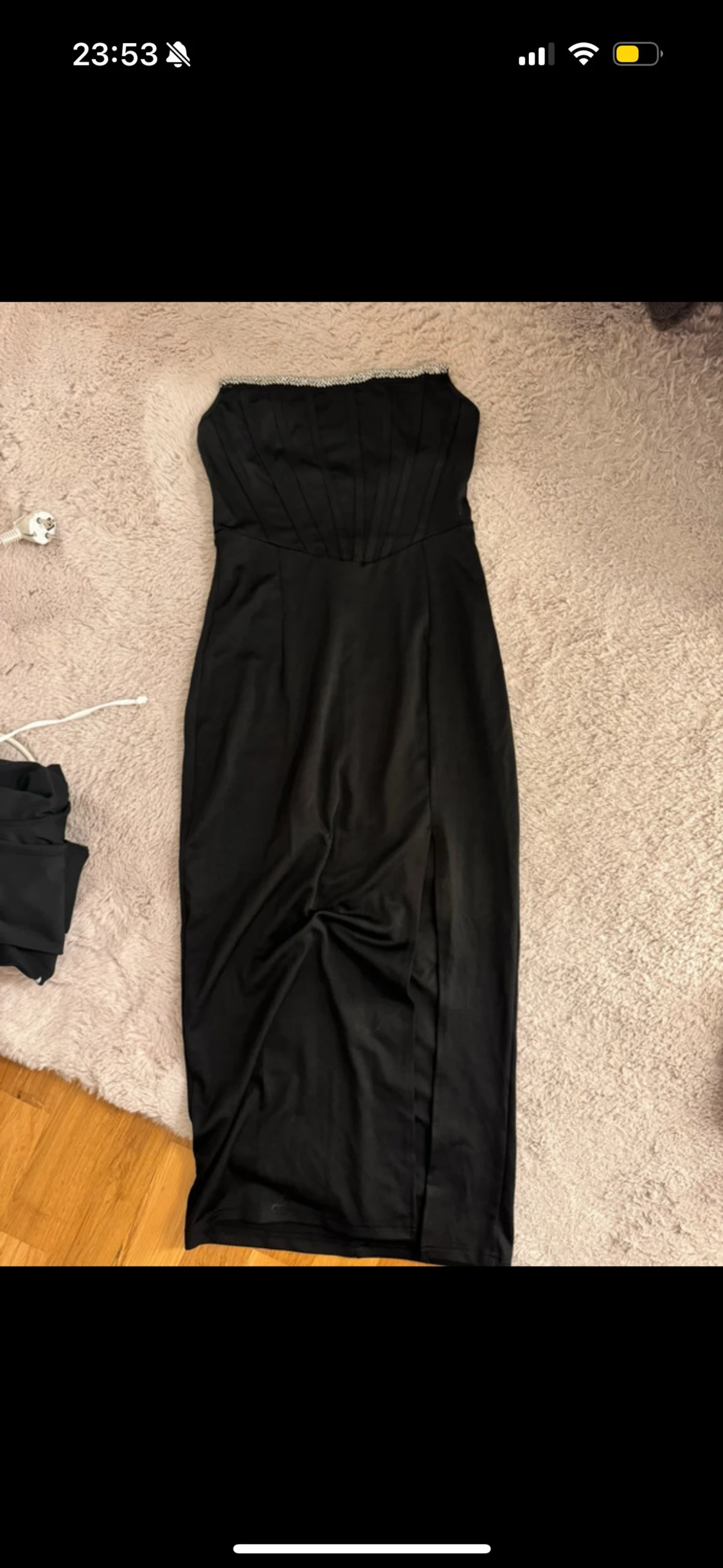 Svart axelbandslös långklänning