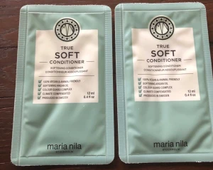Maria Nila True Soft Conditioner 12ml - Två mintgröna engångsförpackningar med Maria Nila True Soft Conditioner, 12 ml vardera. Vegansk och djurvänlig formula med arganolja och Colour Guard Complex. Producerad i Sverige, perfekt för resan eller att testa produkten.