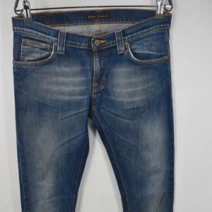Nudie Jeans‼️ - Nu är det dax att sälja dessa super snygga Nudie jensen till ett ricktigt kanon pris🤑. Nypris ligger på ca 1500kr, men du får dom för endast 499kr❗️Ingenting som skiljer Jensen från nya, utan dom är i mycket fint skick! Storlek:31/34. A=84cm B=109 . Hör gärna av dig!!! 