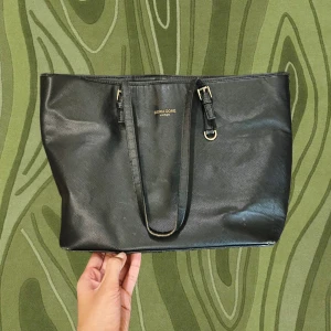 Svart axelväska  - Begagnad axelväska, fint skick med lite diffekter på insidan, men det syns inte alls på utsidan! 