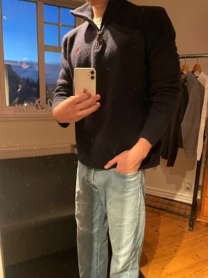 Ralph Lauren Ull Quarterzip Navy - Storlek: Märkt XL men passar bäst M. Färg: Mörkblå med röd logga. Material: 100% ull. Passform: Regular fit. Mått: Bröst 53 cm × 2, längd 63 cm. Skick: 9/10 – sparsamt använd, inga defekter. Klassisk och stilren quarterzip i marinblå ull med den ikoniska röda Polo-loggan. Perfekt för höst och vinter, fungerar lika bra till vardags som till mer uppklätt. Nypris ca 1500–2000 kr. ✅ Äkta vara | 📩 Öppen för bud och frågor | 🚚 Skickas inom 24 timmar