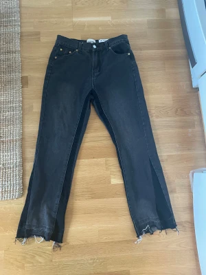 Svarta jeans från Gallery Dept  - Svarta jeans från Gallery Dept. Jeansen har en rak passform och är tillverkade i denim för en avslappnad stil.