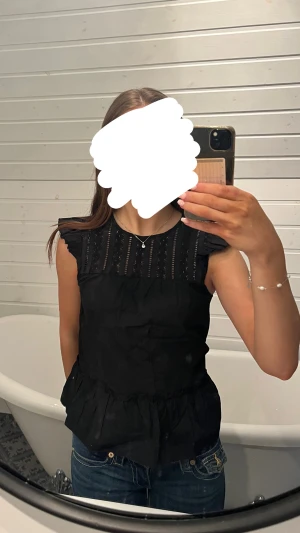 Svart blus med spets och volang - Svart blus med volang från hm i storlek xs, nästan aldrig använd💕