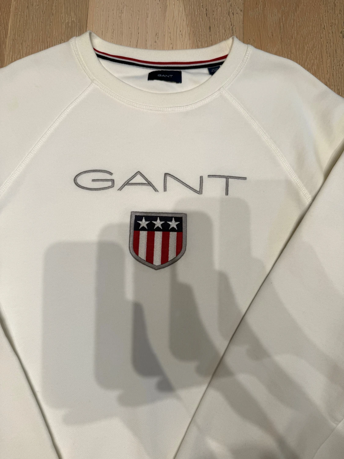 Vit sweatshirt från GANT med broderad logga - 1