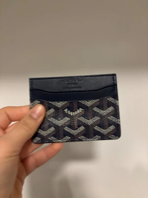 Plånbok  - Fin mörkblå plånbok. Med rutade märken skön och stilren!