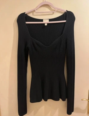 Topp från hm  - Suuuper snygg figursydd topp från hm i storlek s , finns volanger längst slutningen och vringning☺️ 