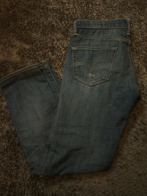 Levi’s jeans med slitningar - Hej! Säljer ett par skitsnygga Levi’s jeans som inte passar mig. Skriv om du har frågor eller funderingar!