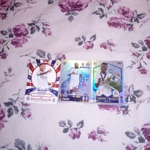 Match Attax Real Madrid Limited Edition - Samling med tre exklusiva Match Attax-kort från Real Madrid, inklusive spelare som Rodrygo, Antonio Rüdiger och Vini Jr. Perfekt för unga fotbollsfans och samlare som vill ha unika kort från Champions League. Snygg design och limited edition!