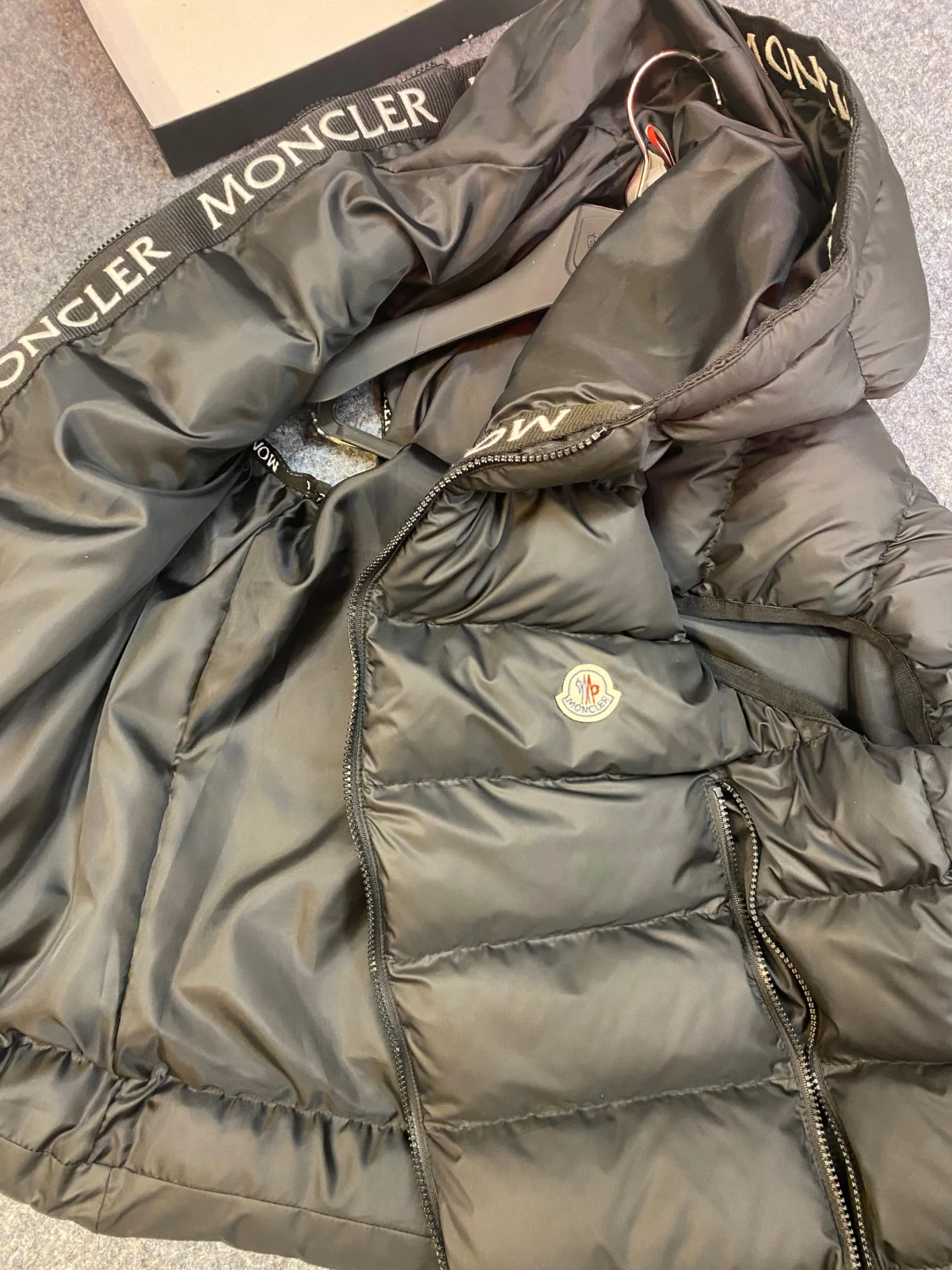 Svart Moncler pufferjacka med huva - 2
